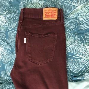 Never been worn Levi’s shaping skinny- burgundy
